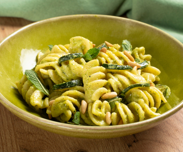 Pâtes à la crème de courgettes, chèvre, citron et curcuma