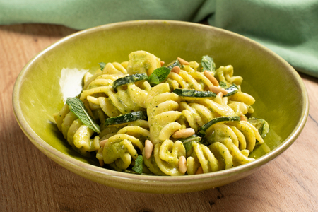 Pâtes à la crème de courgettes, chèvre, citron et curcuma