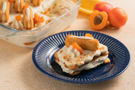 Tiramisu aux abricots avec Pavesini, sans œufs
