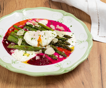 Asperges croustillantes sur crème de betterave et œuf poché