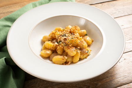 Gnocchis sans gluten au beurre, anchois et herbes aromatiques