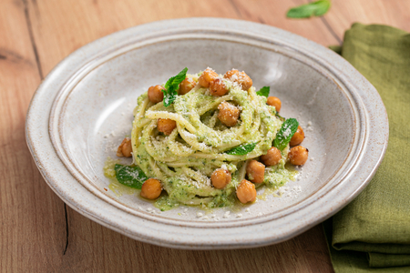 Spaghetti aux courgettes, pois chiches et menthe