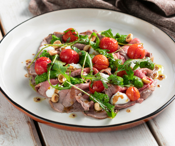 Roast beef au pesto de roquette, tomates cerises et chèvre frais