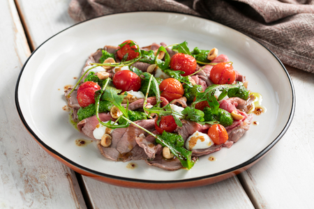 Roast beef au pesto de roquette, tomates cerises et chèvre frais