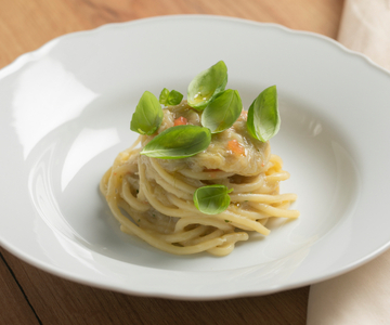 Spaghettoni aux oignons nouveaux et piment