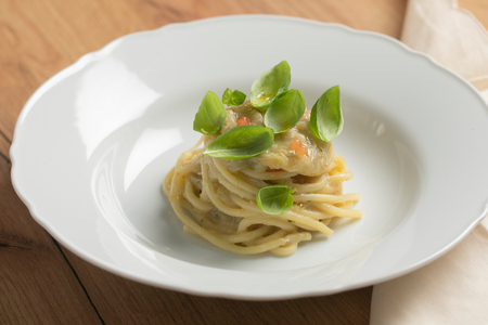 Spaghettoni aux oignons nouveaux et piment