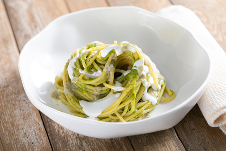 Pâtes crémeuses aux courgettes, provola et câpres