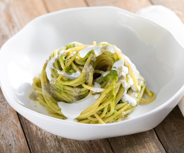 Pâtes crémeuses aux courgettes, provola et câpres