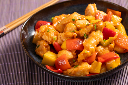 Poulet en sauce aigre-douce aux poivrons et à l'ananas