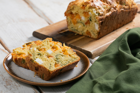 Cake salé à la roquette, au fromage de chèvre et aux abricots