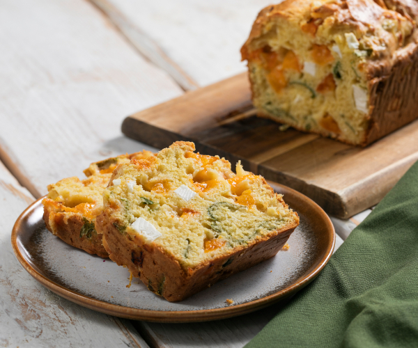 Cake salé à la roquette, au fromage de chèvre et aux abricots