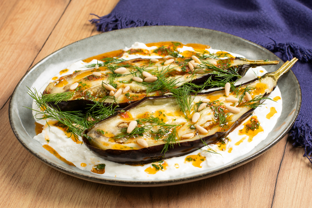 Aubergines rôties, burrata et huile pimentée