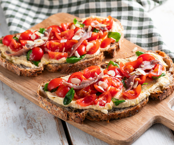 Bruschetta aux tomates cerises, houmous et anchois