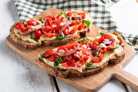 Bruschetta aux tomates cerises, houmous et anchois