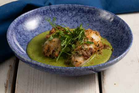 Calmars farcis à la sicilienne sur une crème de petits pois