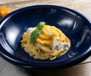 Pâtes aux tomates cerises jaunes, stracciatella et bottarga
