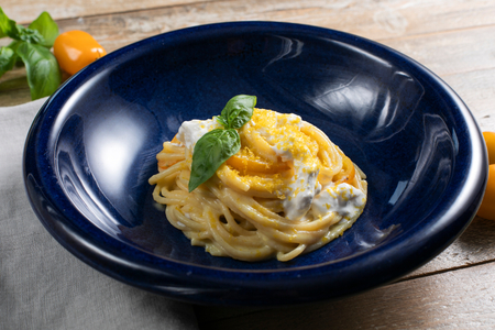 Pâtes aux tomates cerises jaunes, stracciatella et bottarga
