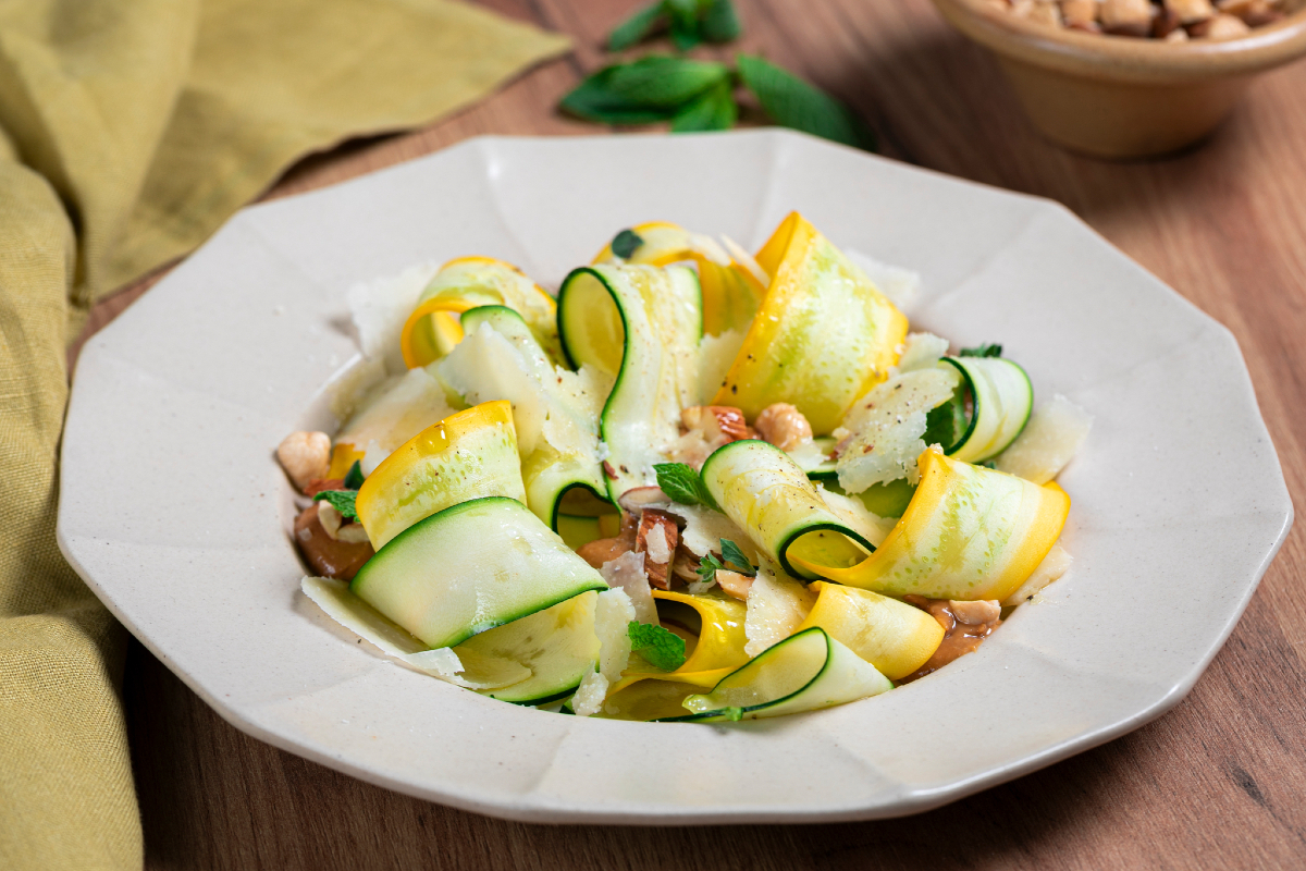 Carpaccio de courgettes jaunes et vertes aux fruits secs