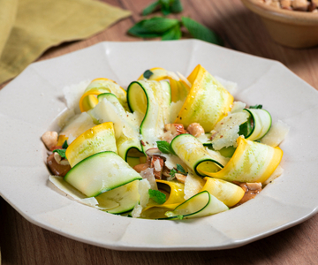Carpaccio de courgettes jaunes et vertes aux fruits secs