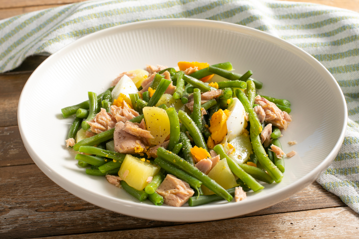 Salade de pommes de terre, haricots verts, thon et œufs