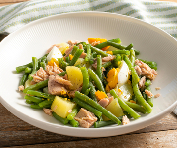 Salade de pommes de terre, haricots verts, thon et œufs