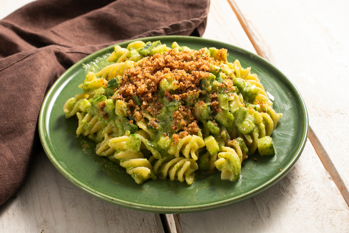 Pâtes à la crème de courgettes, anchois et chapelure croustillante