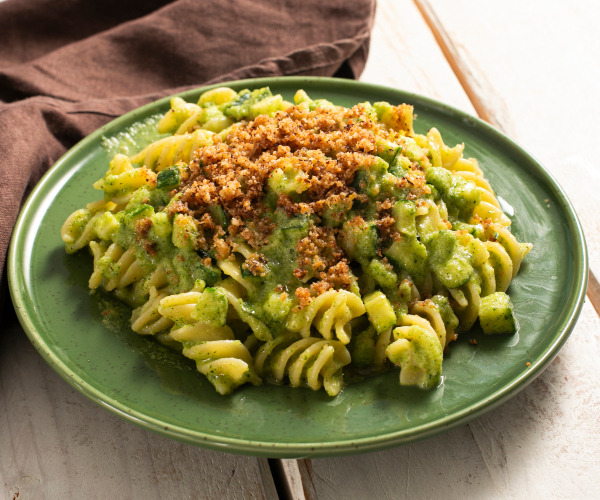 Pâtes à la crème de courgettes, anchois et chapelure croustillante