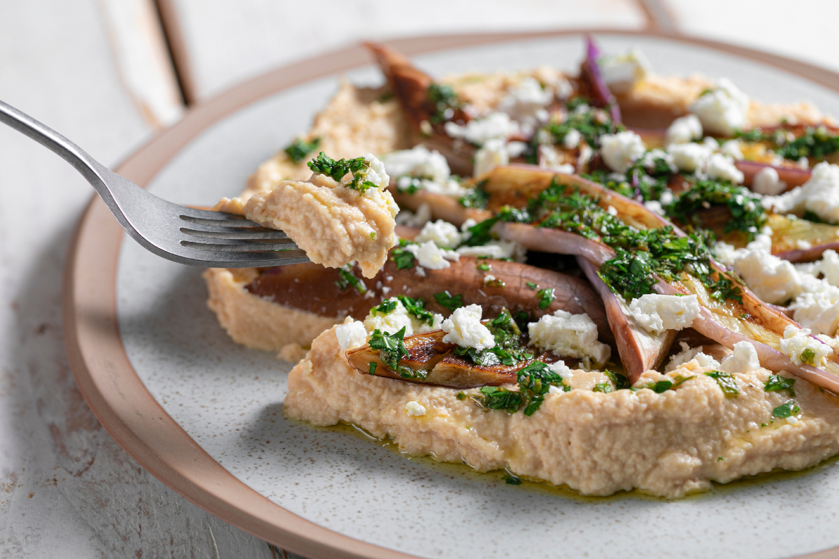 Aubergines poêlées avec houmous et feta