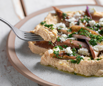 Aubergines poêlées avec houmous et feta