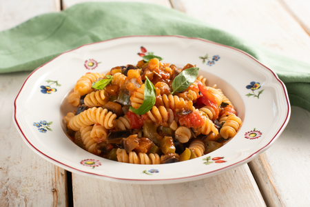 Fusilli aux poivrons et aux aubergines