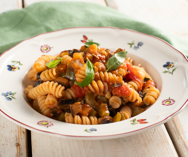 Fusilli aux poivrons et aux aubergines