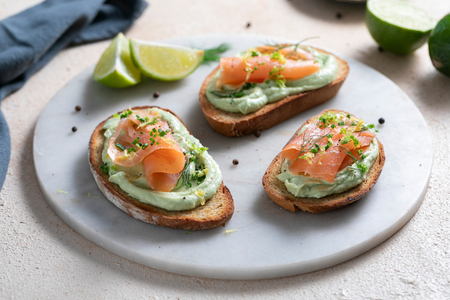 Tartine au saumon et à l'avocat