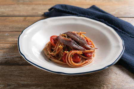 Pâtes complètes aux anchois, tomates cerises et zeste de citron