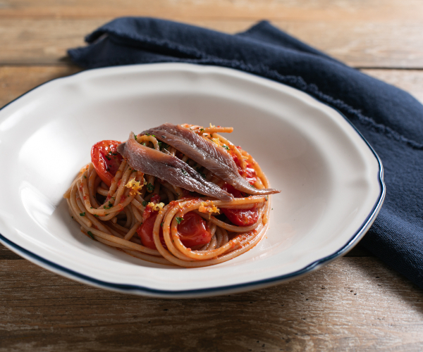 Pâtes complètes aux anchois, tomates cerises et zeste de citron