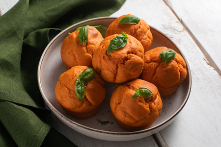 Muffins salés à la tomate