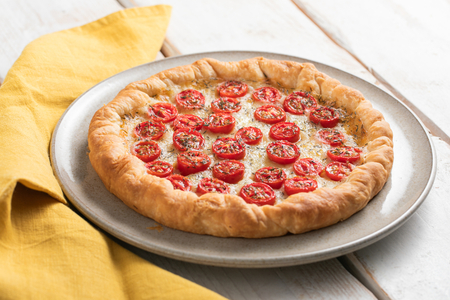 Tarte salée aux tomates cerises et au stracchino