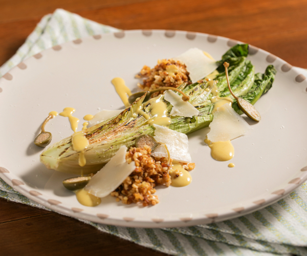 Laitue grillée à la moutarde et au fromage de chèvre