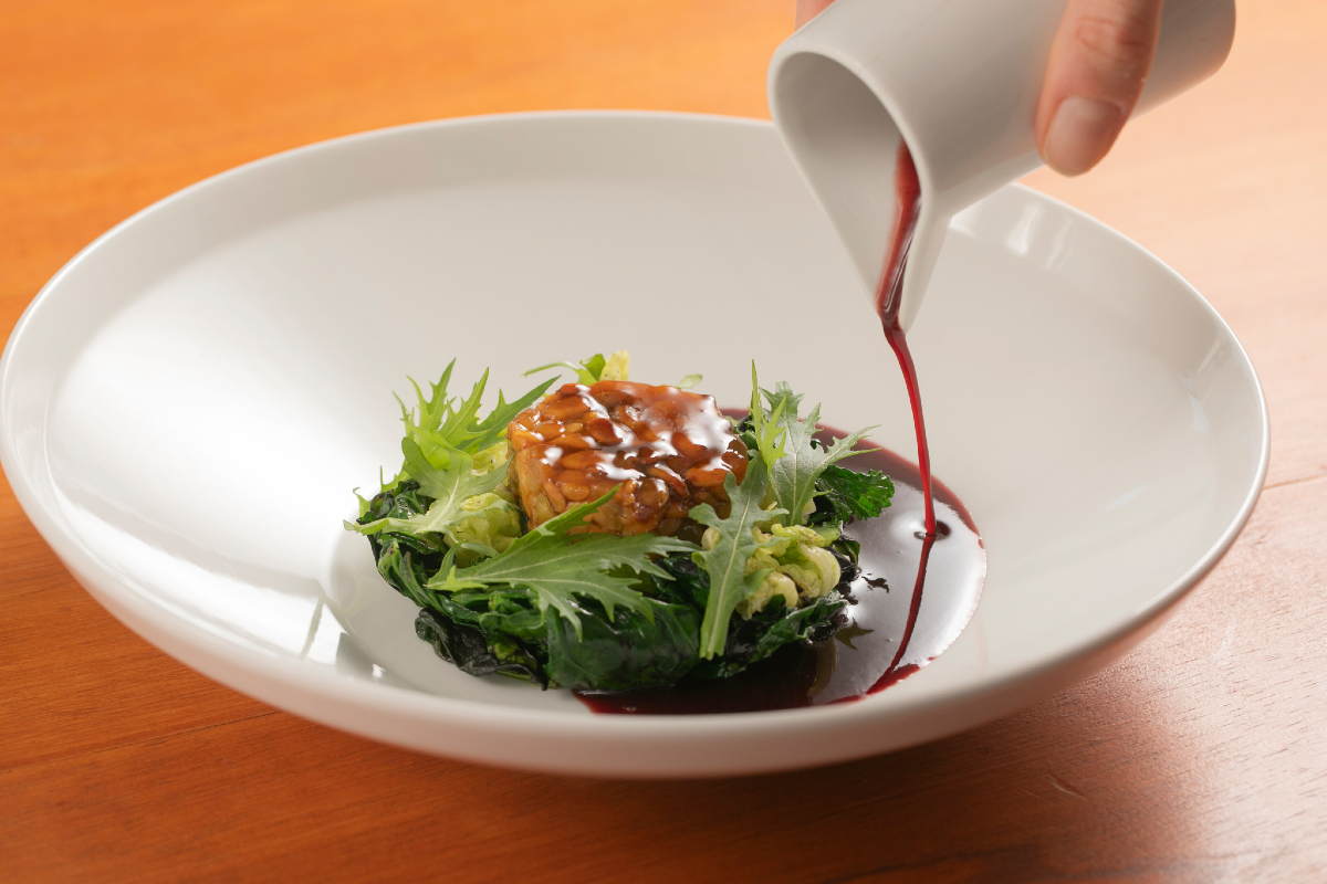 Tempeh laqué aux légumes et sauce bordelaise