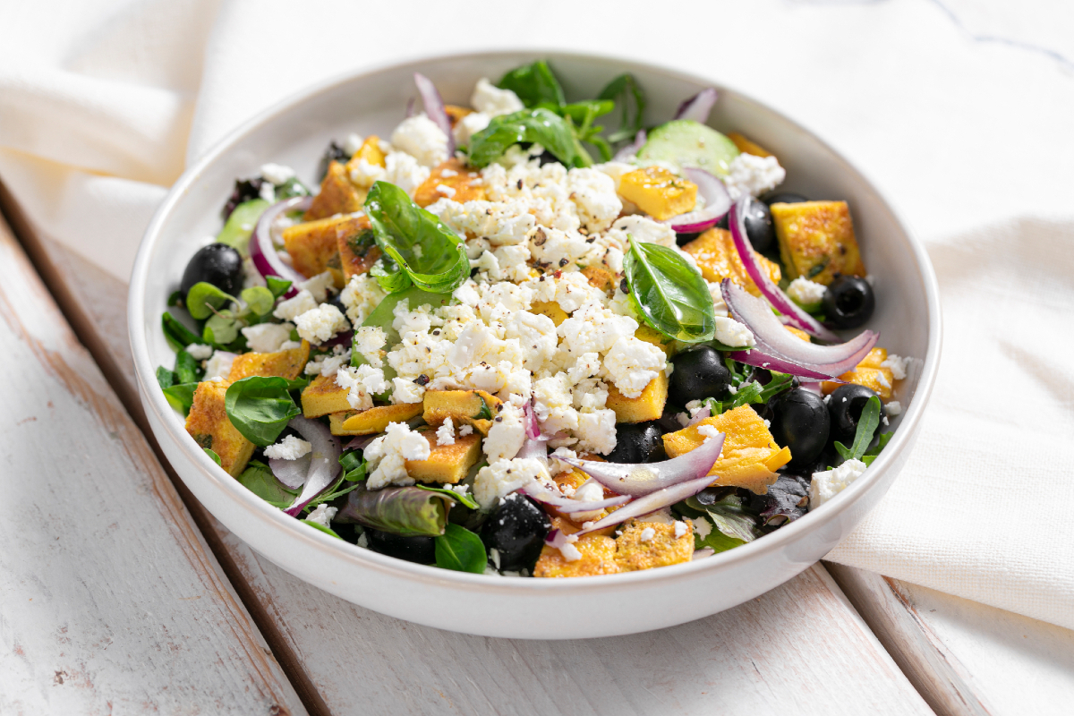 Salade grecque avec frittata