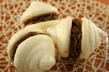 Doubles meringues avec crème fouettée au cacao