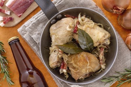 Poulet à la bière avec oignons et lard fumé