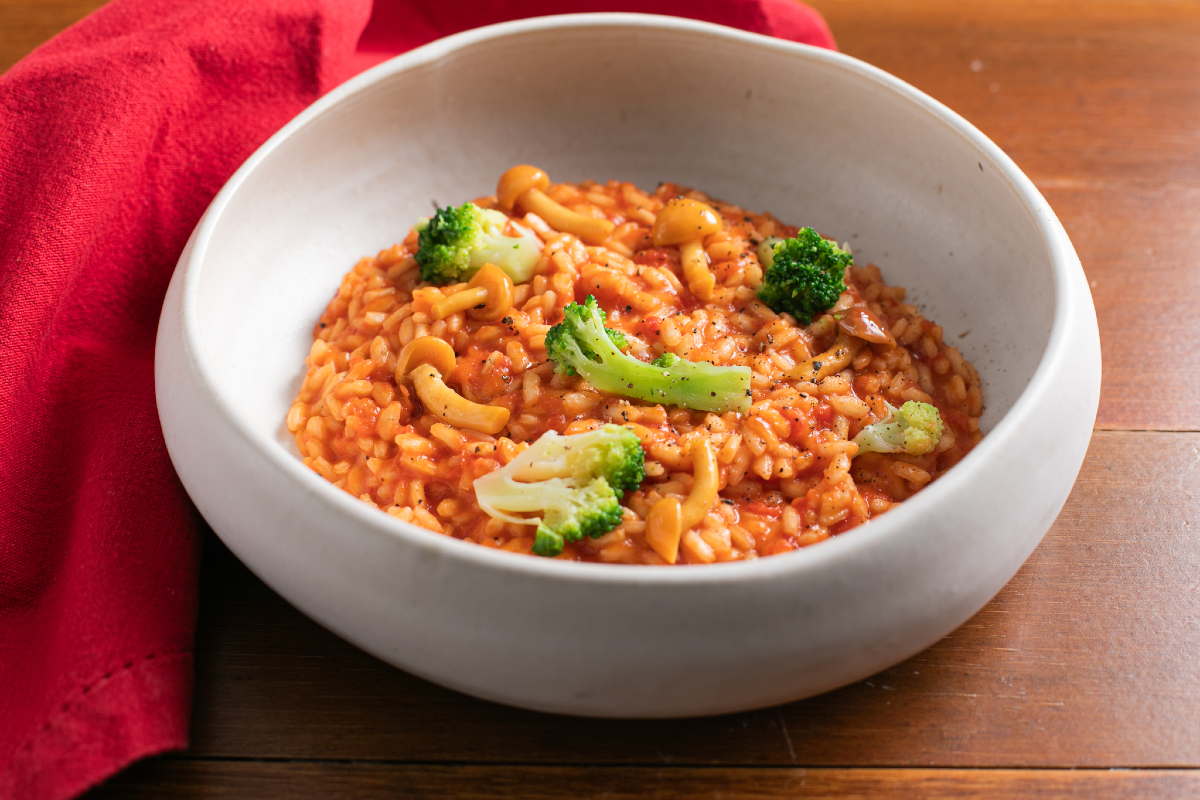 Risotto à la tomate, brocolis et champignons