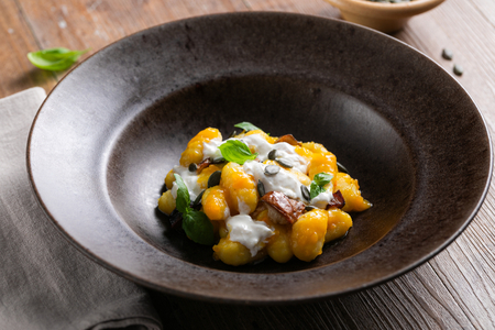 Gnocchis à la courge, cèpes et burrata