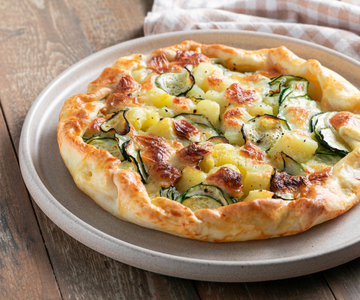 Tarte salée aux pommes de terre, courgettes et mozzarella