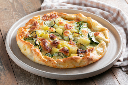 Tarte salée aux pommes de terre, courgettes et mozzarella