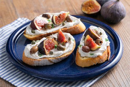 Bruschettes véganes aux figues