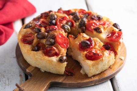 Focaccia aux tomates cerises et olives à la friteuse sans huile