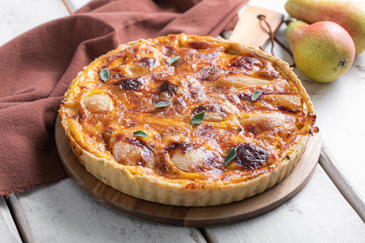 Quiche aux poires, fontina et sauge