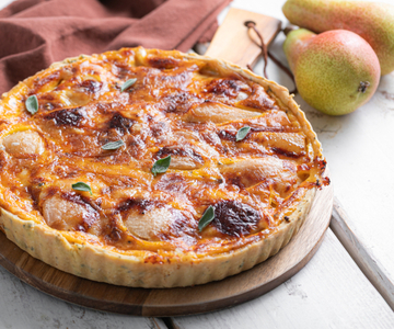 Quiche aux poires, fontina et sauge