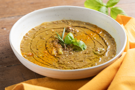Soupe de lentilles au curcuma et au gingembre
